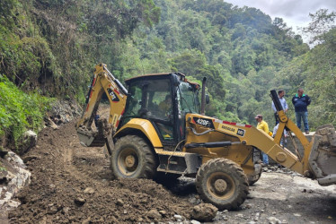 La vía está en reconstrucción y tiene habilitado un paso parcial para vehículos livianos. Sugieren transitar con precaución. Así ha cambiado la vía, en el oriente de Caldas.