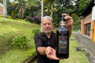 Foto I Cortesía Sena I LA PATRIA  William Bernal, creador de Mulera, durante el proceso de validación de su licor en el Laboratorio de Servicios Tecnológicos del Sena Caldas.