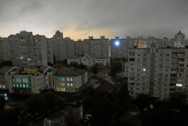 Ataques rusos causan cortes de energía generalizados en Ucrania.