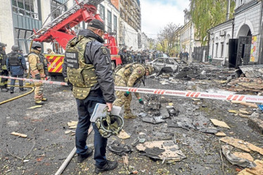 Foto | EFE | LA PATRIA Rusia lanzó contra Kiev y otras regiones de Ucrania un nuevo ataque masivo con drones y misiles y alcanzó una vez más infraestructuras energéticas ucranianas, horas después de que se cancelara una anunciada cumbre entre los presidentes ruso, Vladimir Putin, y de EE.UU., Donald Trump, para hablar de la guerra en Ucrania.