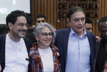 Foto | EFE | LA PATRIA El precandidato a la presidencia de Colombia, Iván Cepeda, junto a María José Pizarro y Gustavo Bolívar, quienes se adhirieron a su campaña para enfrentar a Daniel Quintero. 