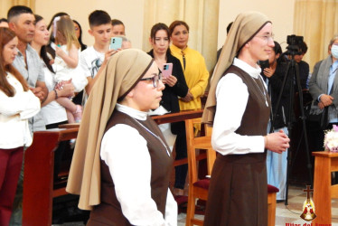 La joven Leidy Johana en compañía de otra compañera que hizo los votos.
