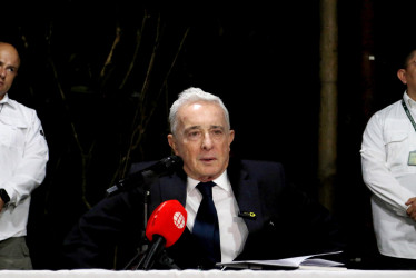 Álvaro Uribe Vélez afirmó tras ser absuelto en segunda instancia por el Tribunal Superior de Bogotá de los delitos de fraude procesal y soborno en actuación penal, que "la majestad de la Justicia tiene que estar por encima de la política".