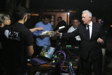 Álvaro Uribe afirmó tras ser absuelto en segunda instancia por el Tribunal Superior de Bogotá de los delitos de fraude procesal y soborno en actuación penal, que "la majestad de la Justicia tiene que estar por encima de la política".