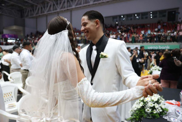 Una pareja de novios baila durante la celebración de una boda colectiva en la Secretaría Nacional de Deportes este sábado, en Asunción (Paraguay).