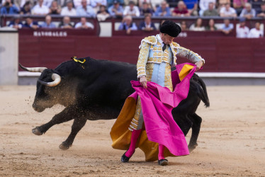 El diestro Borja Jiménez con su primer toro durante la corrida con reses de Victoriano del Río y toros de Cortés, junto a los diestros Tomás Rufo y Emilio de Justo, el viernes 3 de octubre en Plaza de Toros de las Ventas, en Madrid (España).