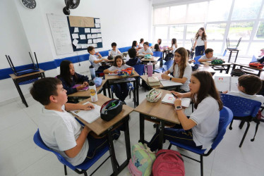 Los estudiantes, ante la ausencia de celulares, recurren al intercambio de ideas y a los libros para desarrollar sus actividades.