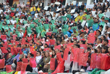 Llena estuvo la plaza de toros en la tarde de ayer, que sin importar la lluvia al entrar, la afición acompañó.