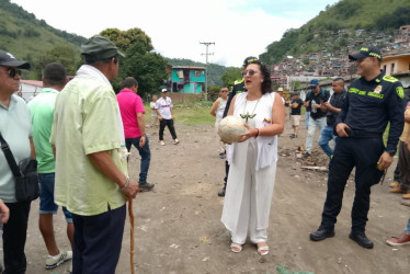 En el corregimiento de Arauca (Palestina), en la mañana de este viernes, se entregó oficialmente a la comunidad la cancha de fútbol Carbón Carbón, que estuvo ocupada durante 20 años por polines y chatarra del tren. La remoción del material férreo concluyó el mes pasado. La comunidad se reunió en el lugar para recordar los partidos que allí se jugaban. Mientras tanto, la Alcaldía adelanta gestiones para obtener permisos legales que permitan invertir recursos y adecuar el espacio como se merece.