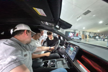 El asesor comercial, Andrés Felipe Marín y el visitante de la Autoferia en Casa Restrepo BYD, Sebastián Ochoa.