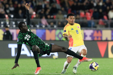 Haruna Aliyu, de Nigeria, disputa el balón con Royner Benítez, de Colombia. Las selecciones empataron 1-1 en el Mundial Sub-20 de Chile.