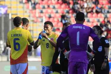 Jugadores de Colombia se refrescan este jueves, al final de un partido del grupo F de la Copa Mundial Sub-20 ante Noruega en el estadio Fiscal de Talca, en Chile.