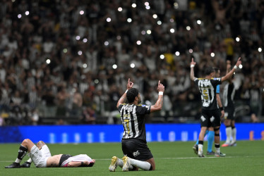 Hulk (c) de Atlético Mineiro celebra este martes, al finalizar un partido de semifinal por la Copa Sudamericana entre Atlético Mineiro e Independiente del Valle en el estadio Arena MRV, en Belo Horizonte (Brasil).