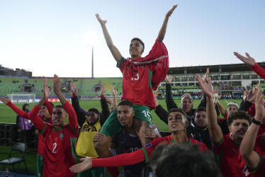 Jugadores de Marruecos celebran este miércoles, tras ganar un partido de las semifinales de la Copa del Mundo Sub-20 contra Francia en el estadio Elias Figueroa Brander en Valparaíso (Chile).