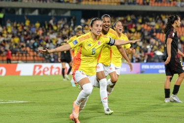 La capitana Daniela Montoya anotó de cabeza el 2-1 para Colombia. La Tricolor ganó 4-1 en Medellín y es segunda en la Liga de Naciones.