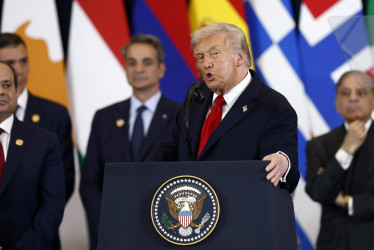 El presidente de Estados Unidos, Donald Trump, pronuncia un discurso en la Cumbre de Paz de Gaza en Sharm El-Sheikh, Egipto, este lunes 13 de octubre del 2025. 