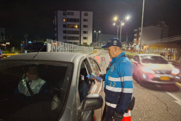 Fotos cortesía Movilidad| LA PATRIA  Conducir bajo los efectos del alcohol representa de las conductas más peligrosas y socialmente reprochables en la vía pública. Foto de operativo en calles de Manizales.