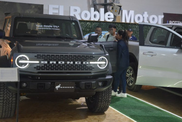 La legendaria Ford Bronco, un ícono de aventura que combina su histórica y emblemática presencia con la última tecnología Ford.