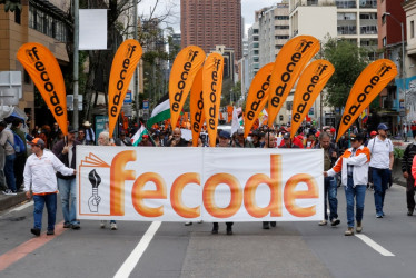 Fecode realizó este jueves una huelga nacional de 24 horas para exigir mejoras en el sistema de salud que atiende a los maestros. En la foto, la marcha de Bogotá.