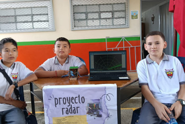 Con un Arduino UNO, cables jumper, un sensor ultrasónico HC-SR04, un servomotor, cartón y palitos de helado, los estudiantes construyeron un radar capaz de detectar objetos a su alrededor. El sensor envía ondas ultrasónicas que rebotan en los objetos cercanos y regresan al dispositivo, calculando la distancia por el tiempo de eco.