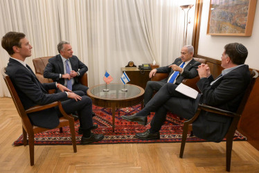 El primer ministro israelí, Benjamin Netanyahu, se reunió este jueves con el enviado especial para Oriente Medio del presidente estadounidense, Donald Trump, Steve Witkoff; el yerno del presidente, Jared Kushner, y el ministro Ron Dermer, en Jerusalén. Estados Unidos es mediador en el proceso de paz en la guerra en la Franja de Gaza.