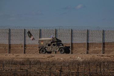 Patrullas israelíes a lo largo de la frontera israelí con Gaza en el sur de Israel después de retirarse de la Franja de Gaza tras el acuerdo entre Israel y Hamás.