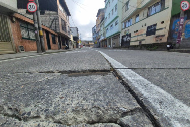 El hueco que molesta a los vecinos en el barrio El Sol de Manizales.