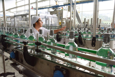 Licores tradicionales como aguardiente y ron podrían encarecerse hasta en un 40% si se aprueba la reforma tributaria.