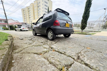 Este es el estado de la vía alrededor del parque del barrio La Francia.