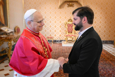El papa León XVI y el presidente de Chile, Gabriel Boric.
