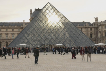 El Louvre, en París (Francia), es el museo más visitado del mundo.