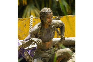 La capitana de Alpha, Manuela, se quedó atrapada bajo una malla, lo que la retrasó frente a sus rivales y la llevó a perder la competencia.  