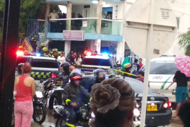 Hombres armados en moto llegaron a la barbería y dispararon indiscriminadamente contra las víctimas. 