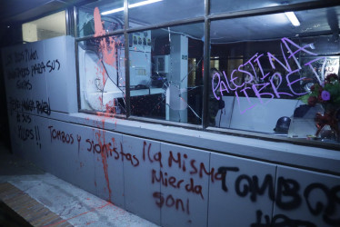 Fotografía que muestra un Comando de Atención Inmediata (CAI) afectado durante una protesta a favor de Palestina este jueves, en Bogotá