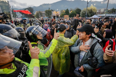 Manifestantes discuten con la Policía de Ecuador durante una manifestación contra el presidente de ese país, Daniel Noboa, por el alza del diésel y en apoyo a los manifestantes indígenas de la provincia de Imbabura.
