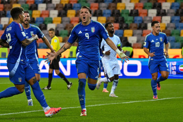 El italiano Mateo Retegui celebra después de marcar el 1-0 durante el partido de fútbol de las eliminatorias europeas de la Copa Mundial de la FIFA 2026 entre Italia e Israel en el Stadio Friuli en Údine (Italia).