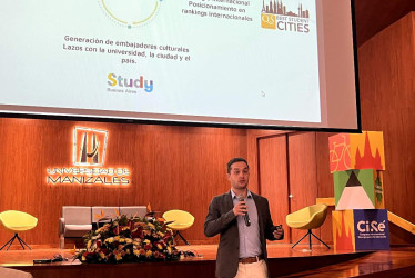 Mauro Alejo Guevara, licenciado en Ciencias Políticas en la Universidad de Buenos Aires, creador de la política Estadio en Buenos Aires consultor en internacionalización, durante su conferencia en la Universidad de Manizales.