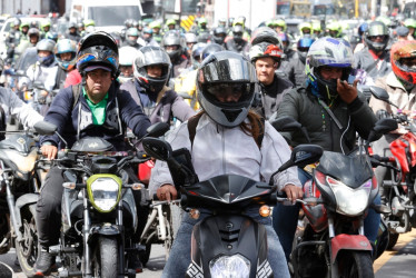 Cientos de motorizados protestaron en Bogotá contra la prohibición de la rodada de Halloween.