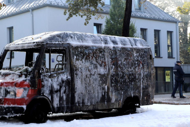 Un vehículo quemado cubierto con espuma extintora después de un incendio en Múnich, Alemania,