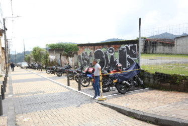  La zona de parqueo de los domiciliarios y mensajeros de Manizales se ubica en la calle 33 con carrera 20, específicamente en el sector de Fundadores.