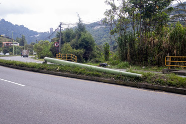El poste caído en la entrada a La Florida. 