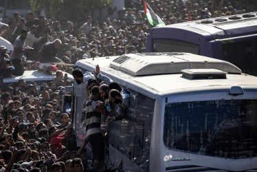 Prisioneros palestinos liberados a su llegada a Gaza tras su liberación, este lunes en Khan Yunis, sur de Gaza.