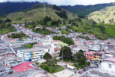 Una imagen aérea del municipio, con su parroquia Nuestra Señora de los Dolores de arquitectura antioqueña y romana, emblema de la fe de los pensilvanenses, resalta entre montañas y neblina.