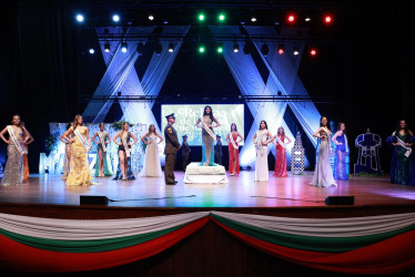 Las 14 candidatas del Reinado de la Feria de Manizales en sus vestidos de gala.