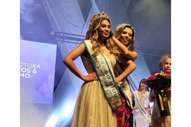 Geraldine Duque Marín, de la comuna Nuevo Horizonte, es la nueva reina de la Feria de Manizales. Recibió la corona de la anterior soberana, Yennifer Loaiza Zamora.