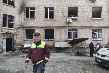 Rusia atacó en la noche del martes a Ucrania con 405 drones de larga distancia y 28 misiles, de los que once eran misiles balísticos Iskander-M o su equivalente norcoreano KN-23 y otros cuatro misiles hipersónicos Kinzhal que no pudieron ser interceptados por las defensas ucranianas, según refleja el parte sobre el bombardeo de la Fuerza Aérea ucraniana.