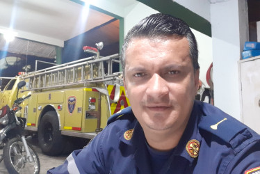 El comandante del Cuerpo de Bomberos de Anserma, Carlos Alberto Castrillón, sufrió una fractura en una de sus piernas durante la atención de un incendio.