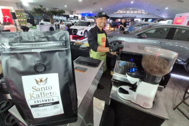 Germán Hurtado, barista de Santo Kaffeto, prepara con excelencia la bebida nacional para asistentes y asesores de la Autoferia