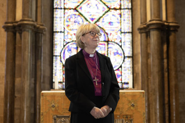 Sarah Mullally pasa de ser obispa de Londres a arzobispa de Canterbury. Se convierte en la primera mujer en ser la líder espiritual de la Iglesia anglicana.