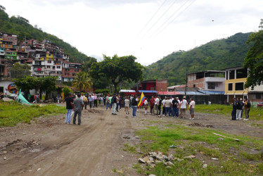 La entrega de la cancha de fútbol Carbón Carbón, en el corregimiento de Arauca, el viernes 3 de octubre en la mañana, terminó en pelea. 